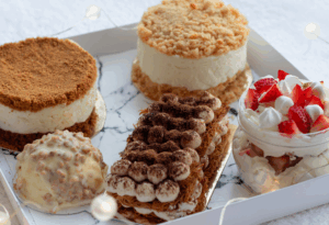 Lindos doces confeitados em uma embalagem para entrega com confeitaria na pratica