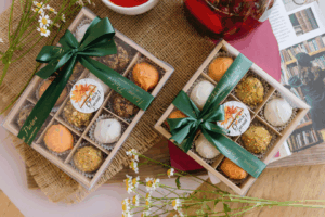 Embalagem que demostra o cuidado com os produtos de confeitaria para entrega.