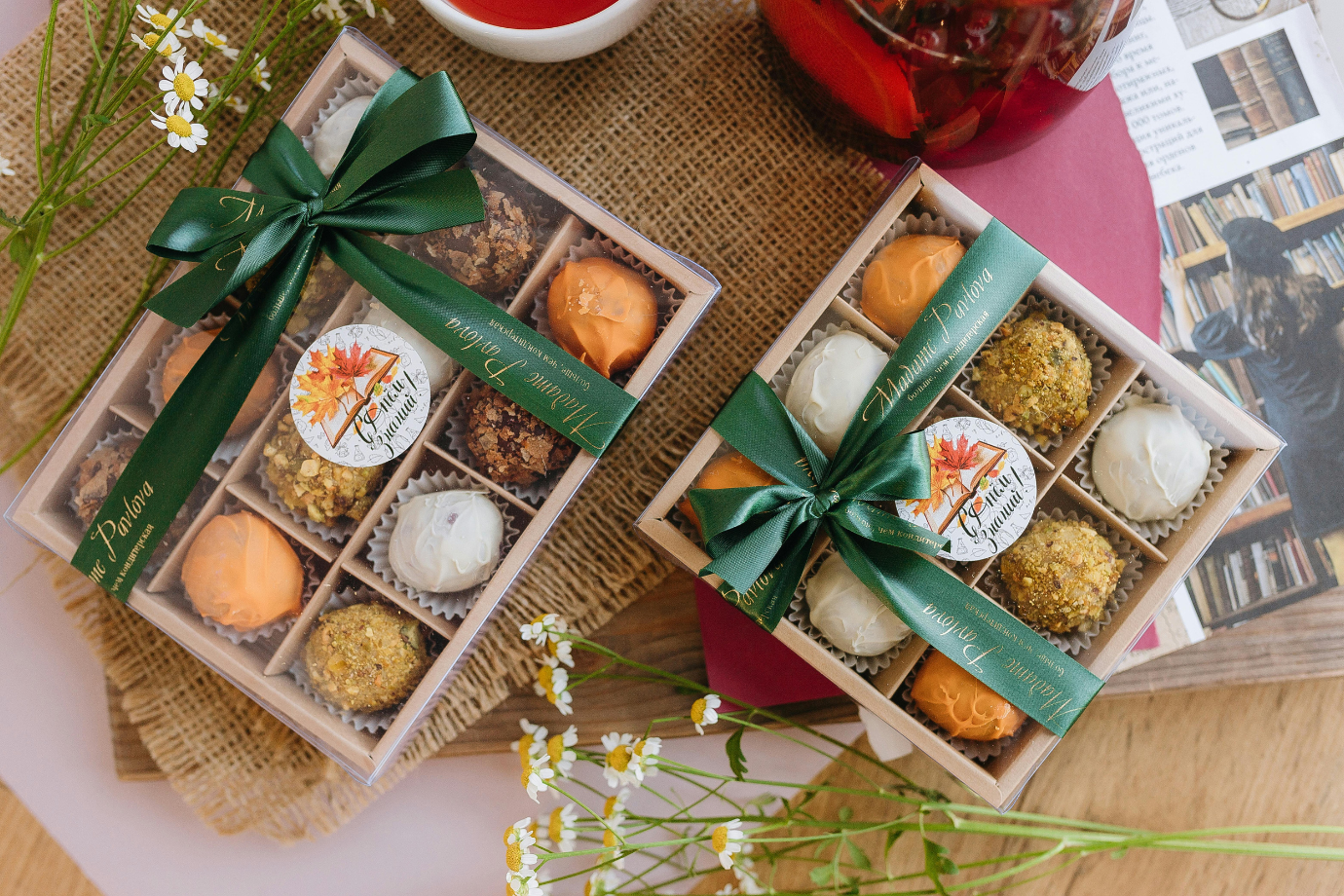 Embalagem que demostra o cuidado com os produtos de confeitaria para entrega.